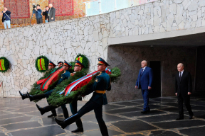 Фотофакт. «Нам стыдиться нечего». Лукашенко и Путин на Мамаевом кургане