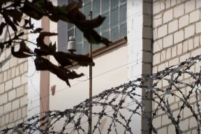 «Отобрали всю одежду, посадили в клетку и открыли дверь на улицу, где было -10. Пришли, когда начал «отдавать концы»